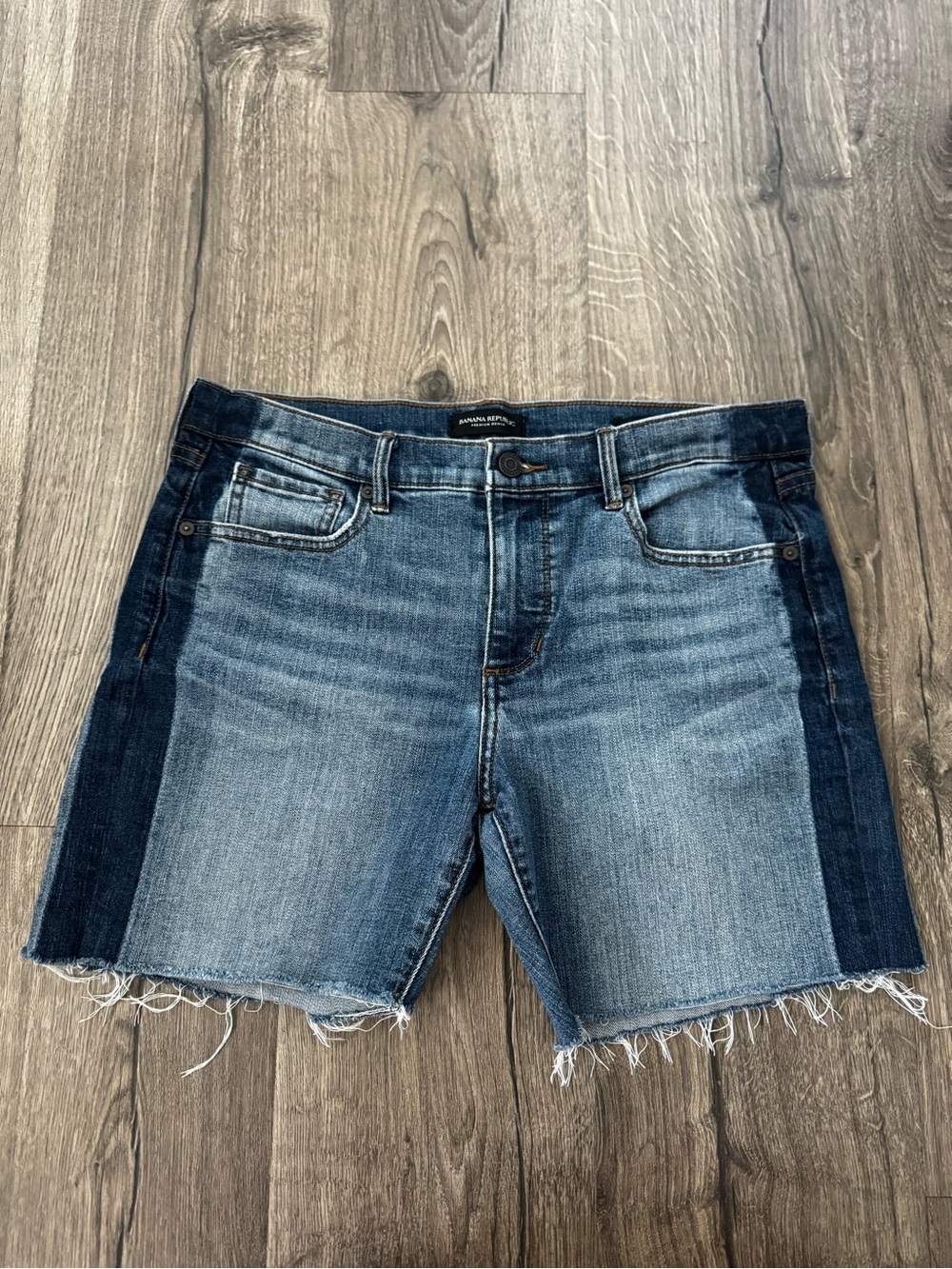 Banana Republic Two-Tone Blue Denim shorts women girlfriend jean 30 cotton blend